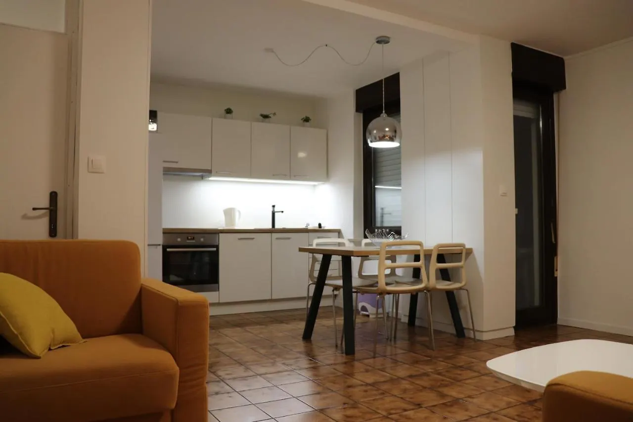 Apartments Zvezdica*** With Garden Zambratija
