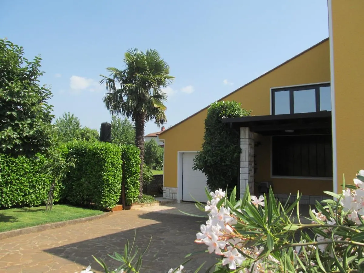 Apartments Zvezdica*** With Garden Zambratija