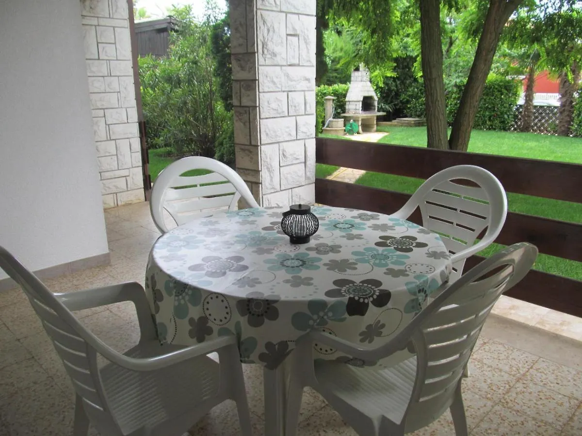 Apartments Zvezdica*** With Garden Zambratija  0*, Zambratija (Istria)