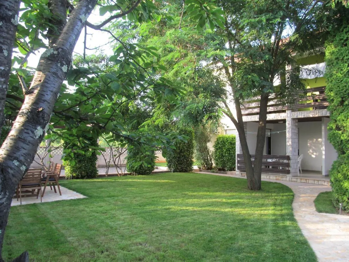 Apartments Zvezdica*** With Garden Zambratija