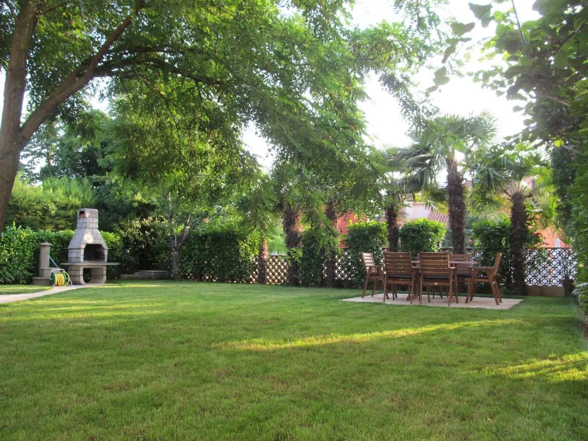 Apartments Zvezdica*** With Garden Zambratija