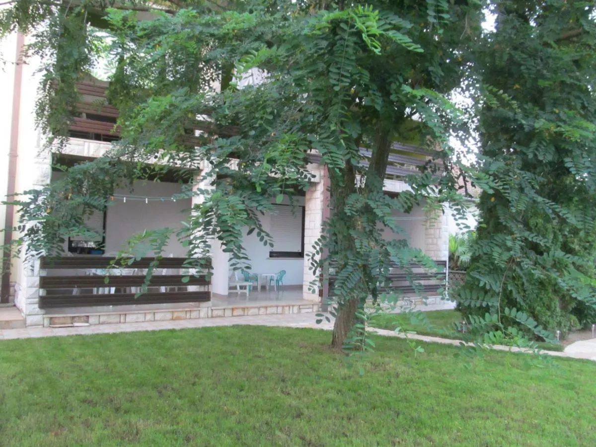 Apartments Zvezdica*** With Garden Zambratija