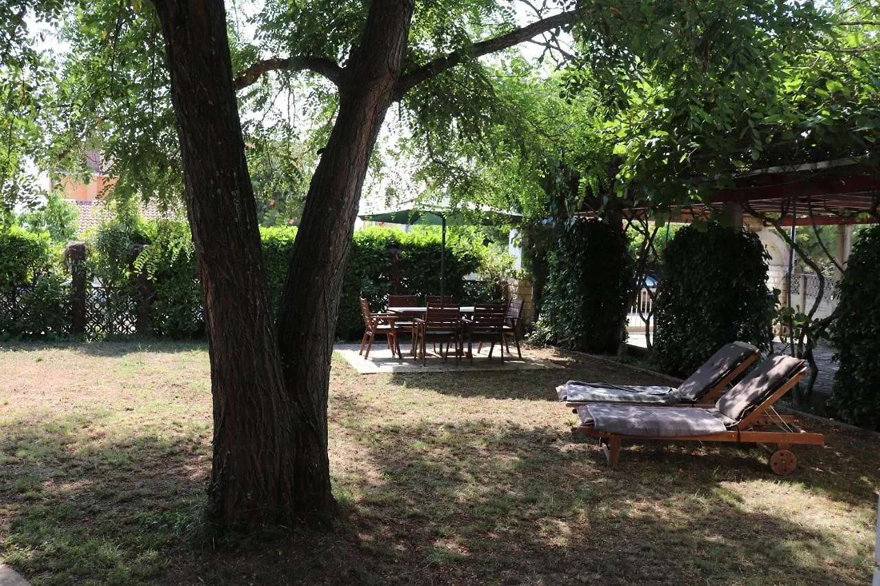 Apartments Zvezdica*** With Garden Zambratija