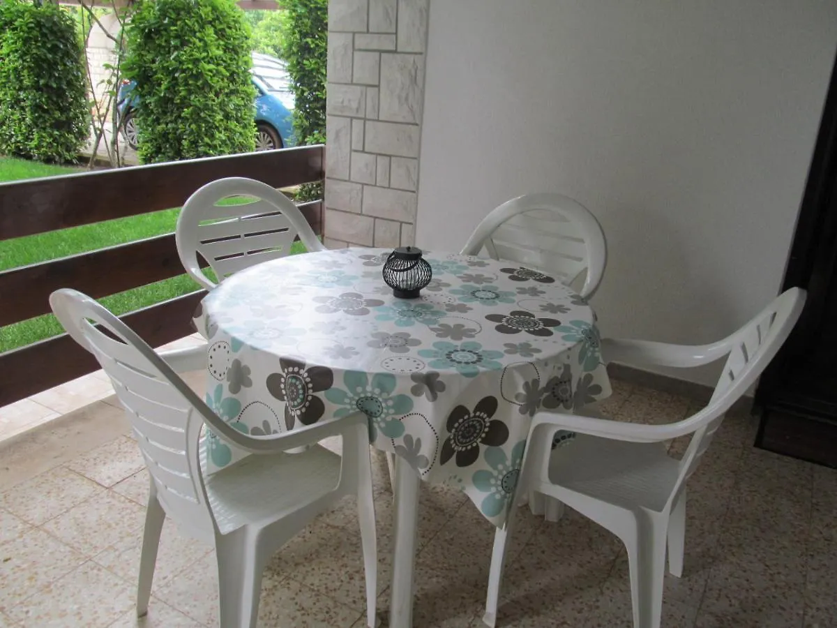 Apartments Zvezdica*** With Garden Zambratija